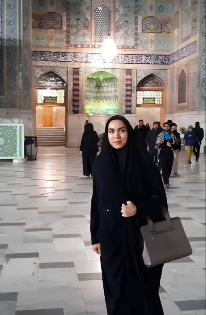 corrrdeliiiaaa's tweet photo. #مریم_آروین وکیل ۲۹ ساله که بیش از دو ماه از عقدش نمی‌گذشت. او را روز ۹ آذر ۱۴۰۱، در دادگاه سیرجان، هنگام دفاع از موکلش که از معترضان خیزش سراسری ۱۴۰۱ با اتهام محاربه بوده، با قاضی دادگاه درگیری لفظی پیدا کرده و بازداشتش می‌کنند. روز ۲۱ آذر مریم به قید کفالت آزاد می‌شود؛ اما تنها https://t.co/N2dixnl4zh
