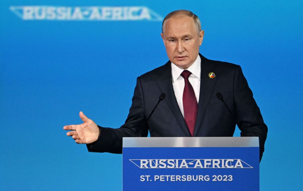 According to President Putin, the African Union should become a full member of the G20 club. In St. Petersburg, he addressed an African leaders' summit. In addition, he said that Russia would soon provide free grain to six African nations.