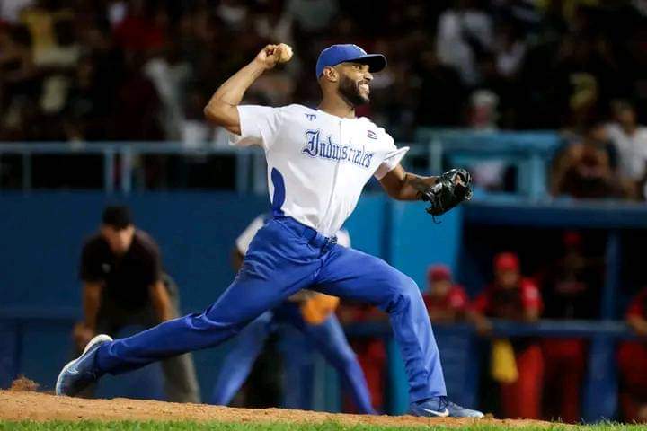 carantosan's tweet photo. El mío es Industriales!!!!!! Y ganamos el 4to juego del playoff. Excelente juego de pelota con el equipo de #SantiagodeCuba. Mañana los azules vamos con to' para el Latino. #MiCorazonEsAzul https://t.co/aRf6CKMCgp