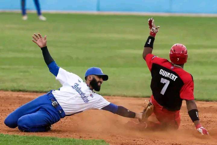 carantosan's tweet photo. El mío es Industriales!!!!!! Y ganamos el 4to juego del playoff. Excelente juego de pelota con el equipo de #SantiagodeCuba. Mañana los azules vamos con to' para el Latino. #MiCorazonEsAzul https://t.co/aRf6CKMCgp