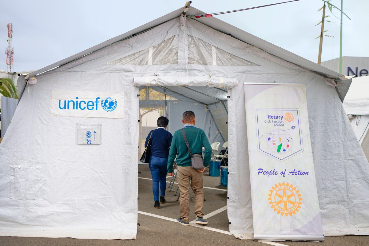 UNICEFMada's tweet photo. #VaccinationPolio du personnel @UNMada incluant @UNICEFMada &amp; les familles. En nous vaccinant, nous protégeons notre santé et aussi celle des enfants que nous servons. Faites-vous vacciner pour prévenir cette maladie dévastatrice #STOPPolio. Dernier jour de campagne aujourd’hui. https://t.co/42phJN1ICu