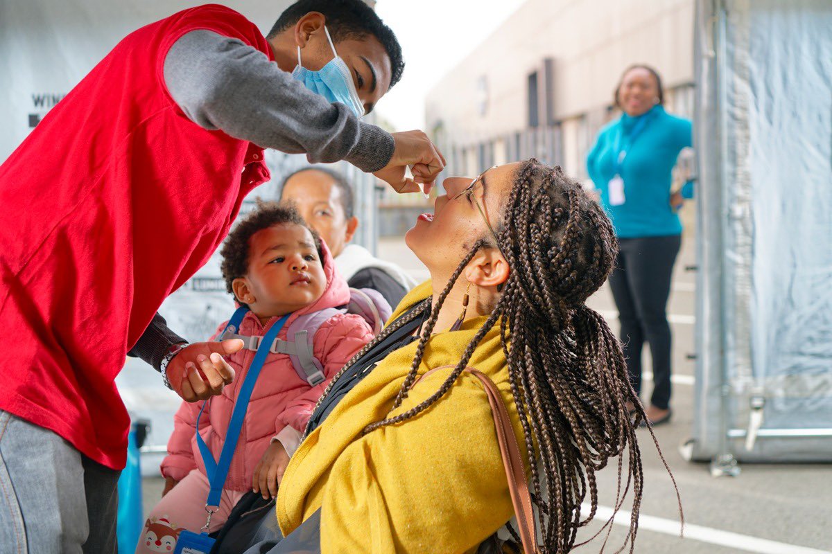 UNICEFMada's tweet photo. #VaccinationPolio du personnel @UNMada incluant @UNICEFMada &amp; les familles. En nous vaccinant, nous protégeons notre santé et aussi celle des enfants que nous servons. Faites-vous vacciner pour prévenir cette maladie dévastatrice #STOPPolio. Dernier jour de campagne aujourd’hui. https://t.co/42phJN1ICu