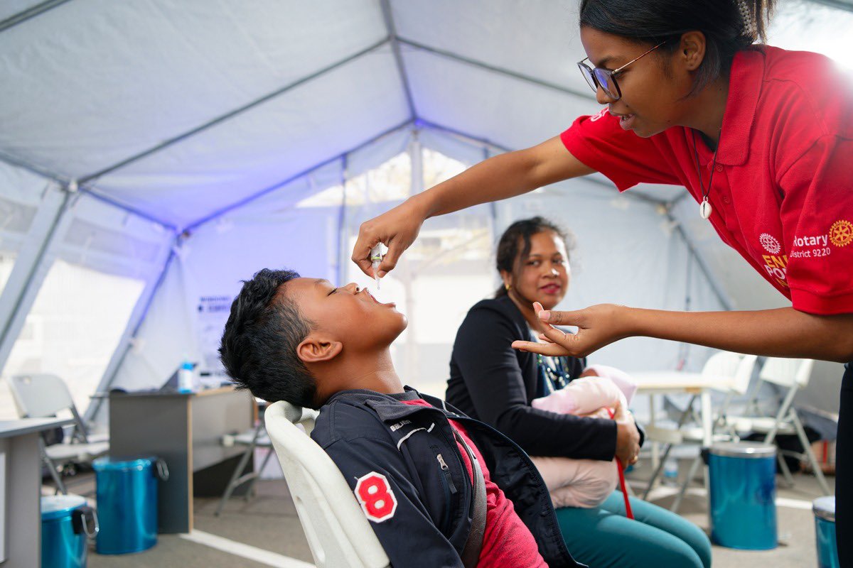 UNICEFMada's tweet photo. #VaccinationPolio du personnel @UNMada incluant @UNICEFMada &amp; les familles. En nous vaccinant, nous protégeons notre santé et aussi celle des enfants que nous servons. Faites-vous vacciner pour prévenir cette maladie dévastatrice #STOPPolio. Dernier jour de campagne aujourd’hui. https://t.co/42phJN1ICu