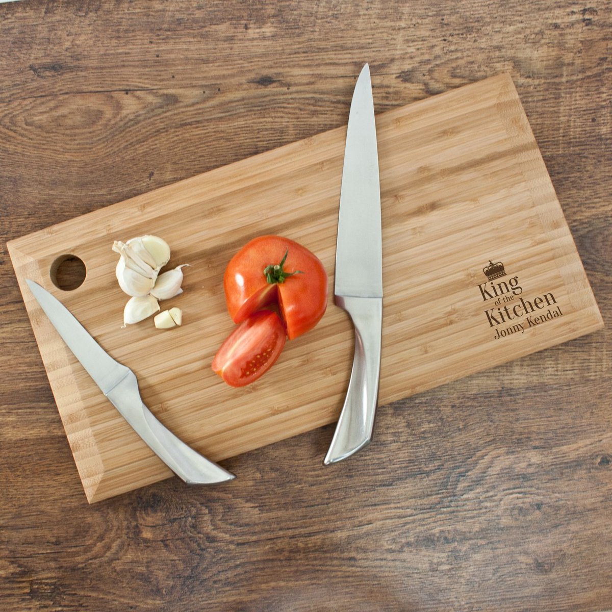 One for the kitchen kings, this eco-friendly, bamboo chopping board can be personalised with any name  lilyblueuk.co.uk/gifts-for-him/…
#choppingboard #bamboo #ecofriendly #cooking #giftideas #Earlybiz