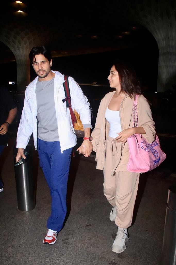#SidKiara spotted at Mumbai airport, off to celebrate Kiara's birthday! 💞🎉 
#KiaraAdvani 
#SidharthMalhotra 
#kiarabday2023 
#KIARA 
#Bollywood  #TravelFun #CoupleGoals ✈️🎂