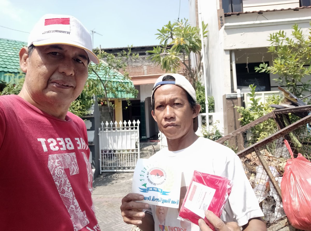 fpkgresik's tweet image. Jelang peringatan HUT RI ke-78, FPK Kabupaten Gresik membagikan bendera merah putih kepada warga yang membutuhkan. 

Jangan sampai bendera yang berkibar di depan rumah mereka sudah lusuh!

#hutrike78 #fpk #fpkgresik