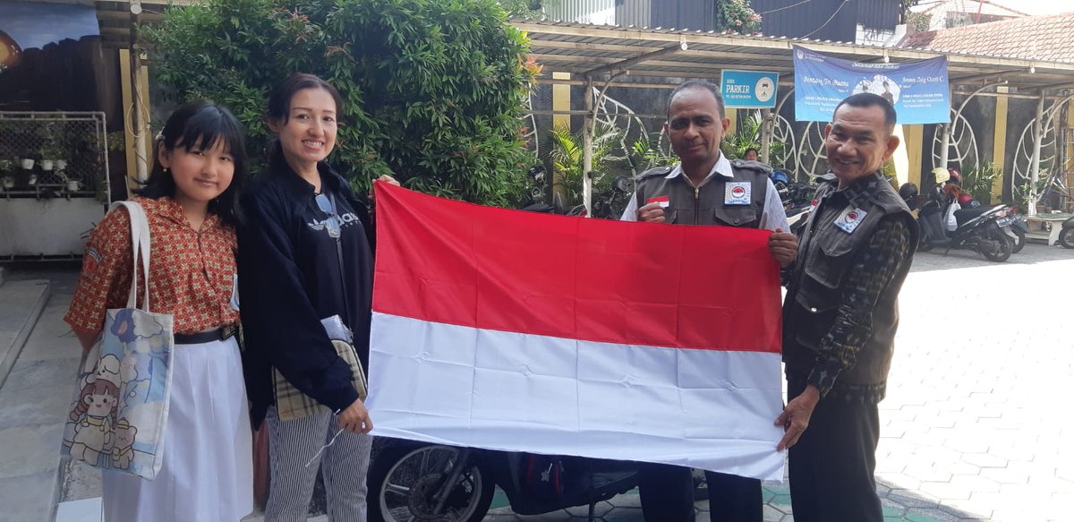 fpkgresik's tweet image. Jelang peringatan HUT RI ke-78, FPK Kabupaten Gresik membagikan bendera merah putih kepada warga yang membutuhkan. 

Jangan sampai bendera yang berkibar di depan rumah mereka sudah lusuh!

#hutrike78 #fpk #fpkgresik