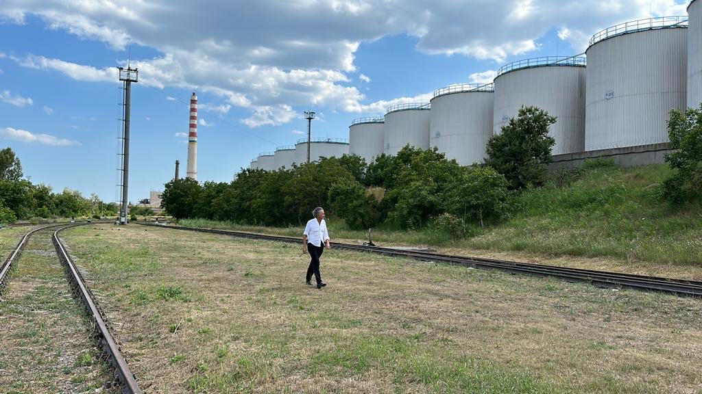 BHL's tweet photo. Friends of Africa! I was at your side during genocides of Rwanda &amp; Darfur, forgotten wars of Somalia, Angola, Sudan, more. Look at these docks &amp; silos emptied by #Putin. Don’t fall in the trap of #Russia starving you &amp; offering obscene favors. Your sole friend here is @Zelensky https://t.co/SogWZ61aVm