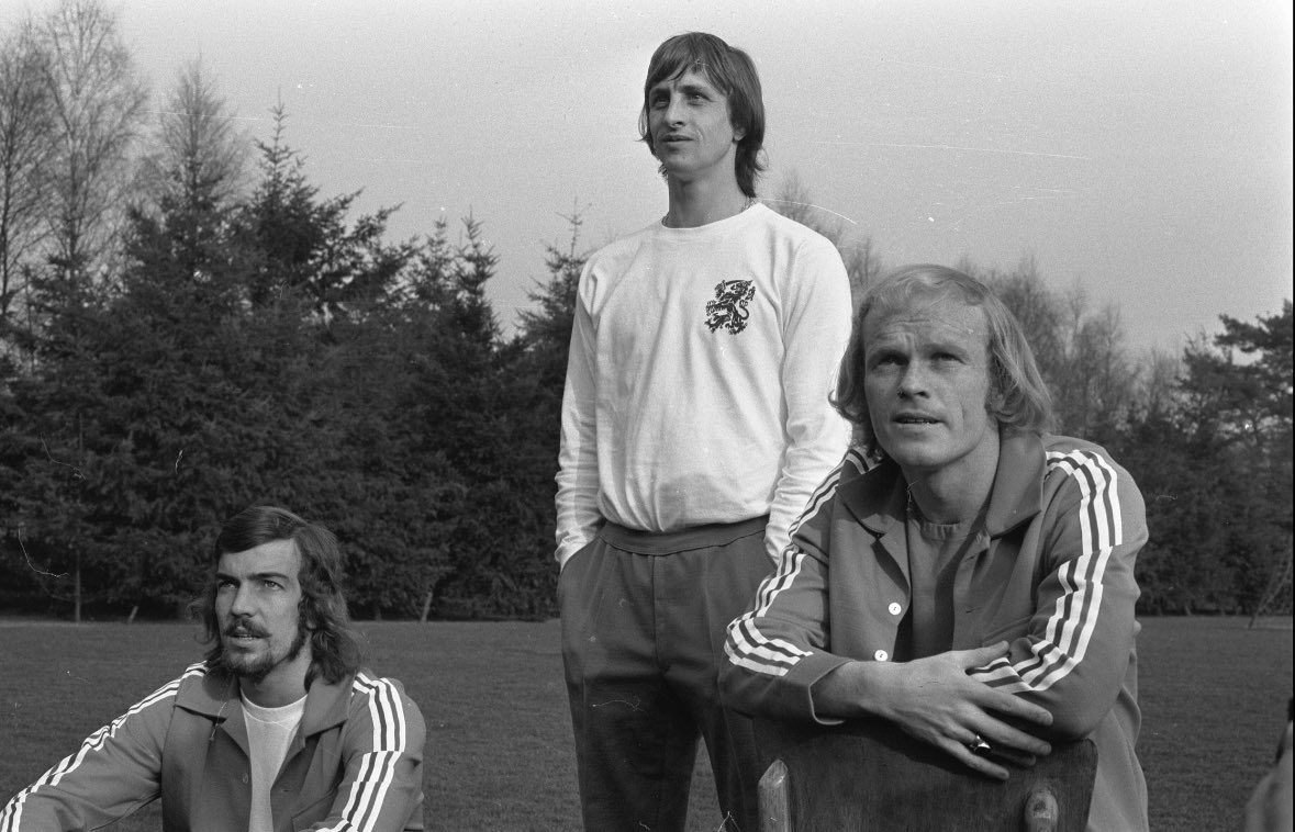Voetballegends1's tweet image. Vandaag is Ruud Geels 75 jaar. De kopsterke spits debuteerde in het betaald voetbal bij Telstar en speelde o.a. voor @AFCAjax, @Feyenoord, @PSV, @ClubBrugge en @rscanderlecht. Geels (rechts op foto Nationaal Archief) speelde 20 duels voor Oranje. #geels #cruyff #notten #onsoranje