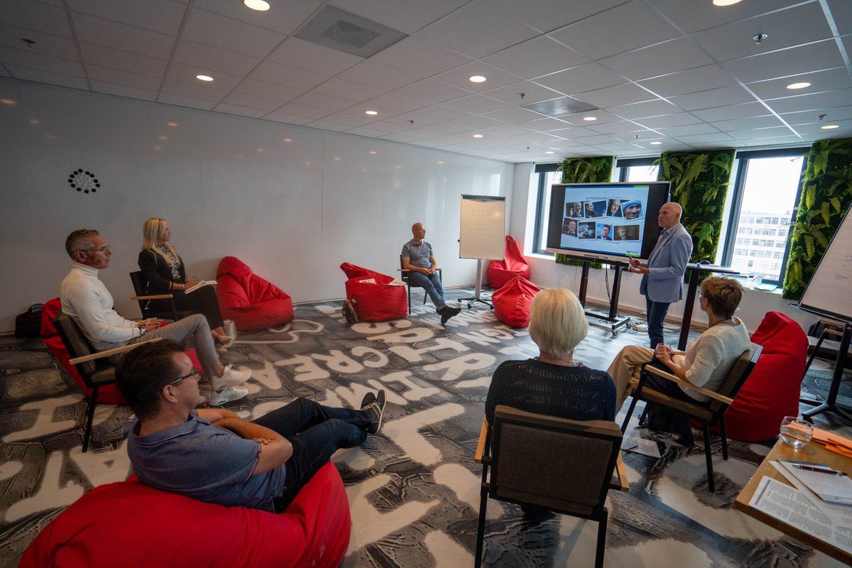 🔥 Klaar om je persoonlijk leiderschap naar een hoger niveau te tillen? 🚀
Het begint met de keuzes die jij maakt in je privéleven en op je werk. 🌟
Versterk je persoonlijk leiderschap en behaal meer succes met jouw eigen VIPfactor! 💪

Masterclass in één dag: vrijdag 8 september