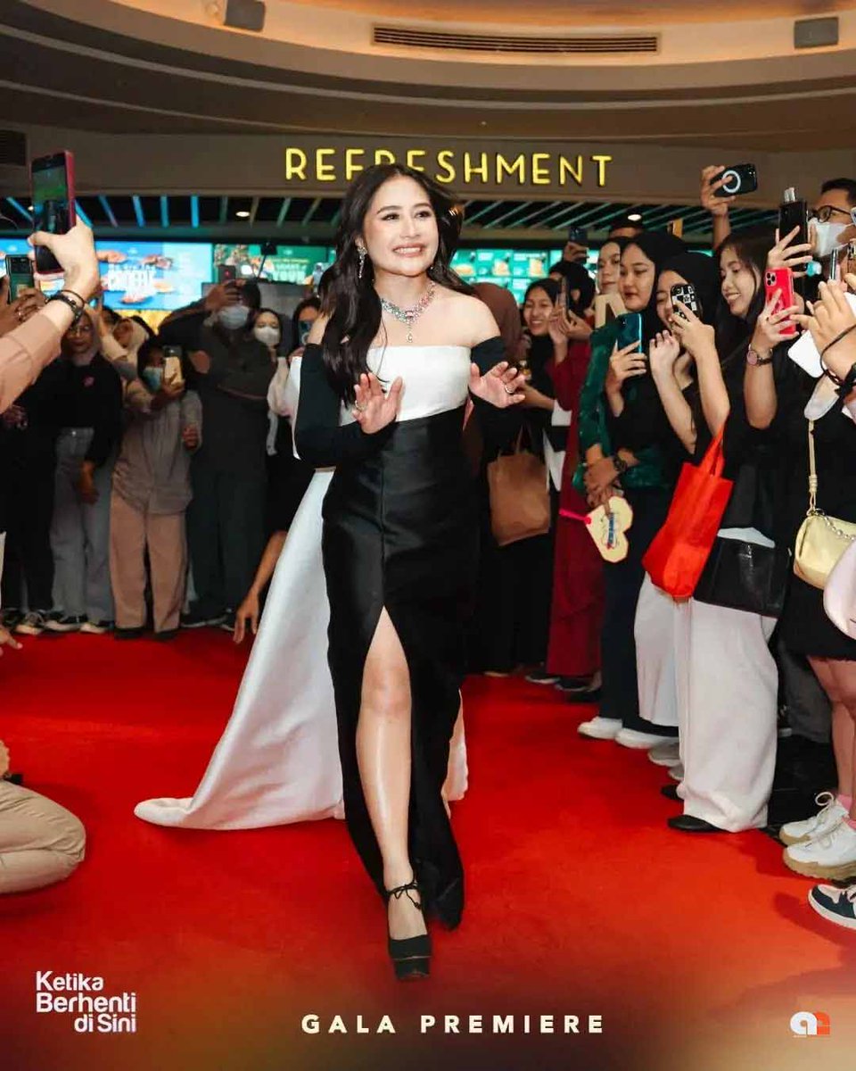 ANTENNAETS's tweet photo. Gala Premiere Ketika Berhenti Disini in Jakarta was lit 🔥✨
COMING SOON @ketikaberhentidisinifilm akan ditayangkan di pawagam Malaysia!
#filmindonesia #filmnasional #ketikaberhentidisini #AntennaEntertainments #comingsoon #Malaysia #Pawagam #KBDS #Prilly #Bryan #Refal https://t.co/bzokW2sG4D