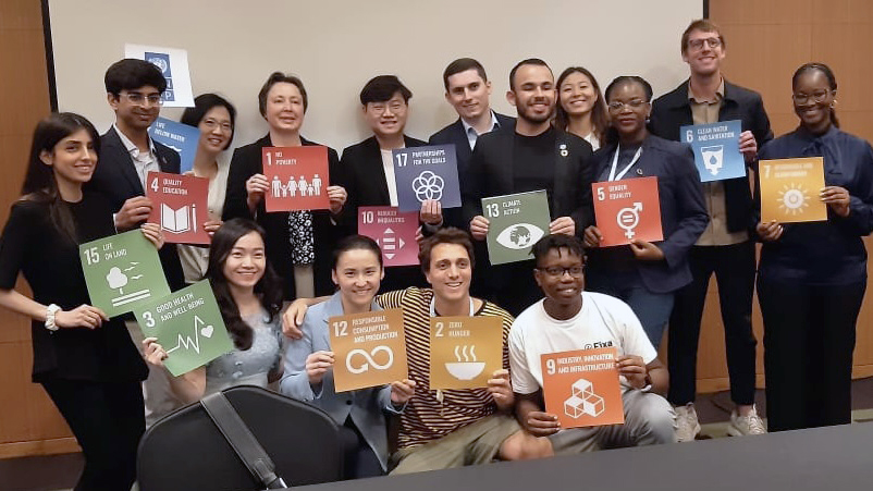 With @SamsungMobile, @UNDP’s #Generation17 seeks to inspire young generations to work together to achieve the #GlobalGoals🌎

Director Anne Juepner introduced @UNDPSPC, sharing her aspirations for innovation, social impact & sustainable dev. with Global Young Leaders.