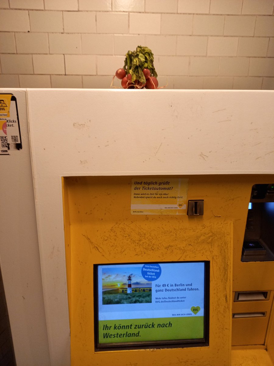 EhrlichRalph's tweet photo. Ich war mir unsicher ob zu euch ins Fundbüro oder ob ihr jetzt im Gemüsehandel einsteigt, liebe @BVG_Kampagne ?
 
P.S. Habe aber die Radieschen einer Obdachlosen auf dem Theodor Heuss Platz gegeben. 
#TheodorHeussPlatz https://t.co/bpVwlHZKIF