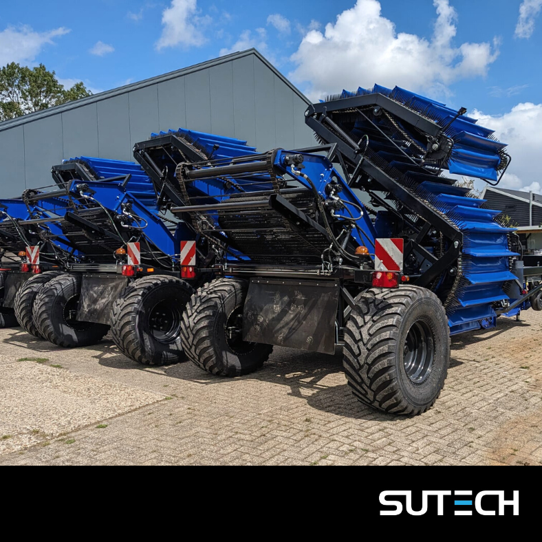SUTechniek's tweet photo. Drie #uienladers gereed voor aflevering aan De Vries Mechanisatie. Klanten kiezen bewust voor onze doorontwikkelde laders met #doorvalmat en extra brede elevator, zodat zij in percelen met veel #onkruid goed kunnen laden en hoge capaciteiten kunnen behalen 🧅.
#SUtech #uien https://t.co/Br9vZUUSXX