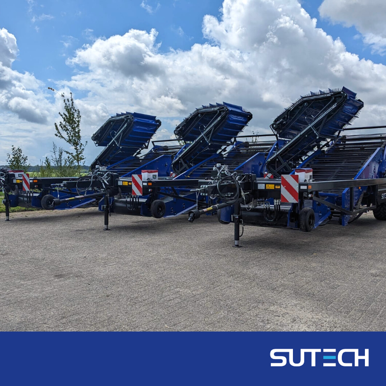 SUTechniek's tweet photo. Drie #uienladers gereed voor aflevering aan De Vries Mechanisatie. Klanten kiezen bewust voor onze doorontwikkelde laders met #doorvalmat en extra brede elevator, zodat zij in percelen met veel #onkruid goed kunnen laden en hoge capaciteiten kunnen behalen 🧅.
#SUtech #uien https://t.co/Br9vZUUSXX