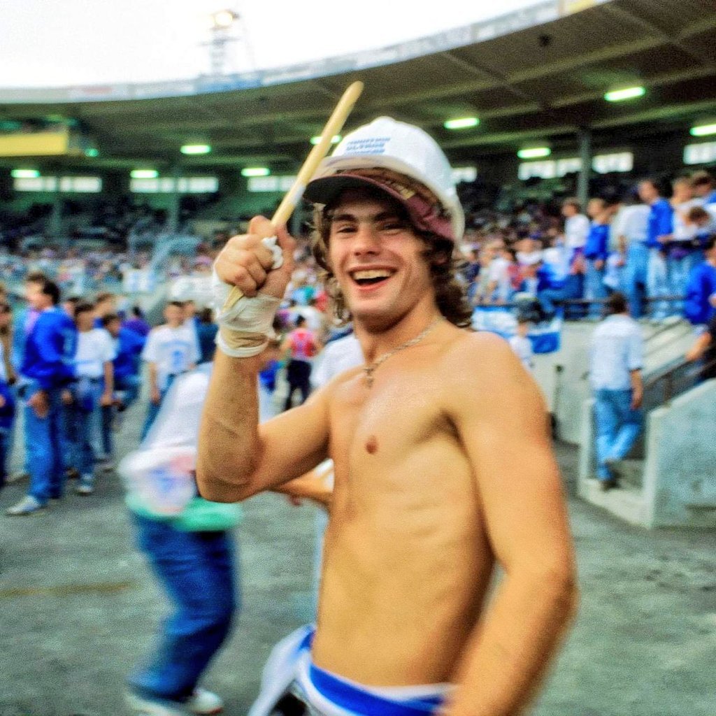 Olympien2613's tweet photo. Patrice de Peretti dit Depé, nous quittait il y a 23 ans jour pour jour. 🙏🕊️   

Il reste et restera une référence pour nous Marseillais mais aussi pour le mouvement ultras français. 🥁📢

À jamais olympien ⚪️Ⓜ️ #TeamOM https://t.co/md7JJmmoMI