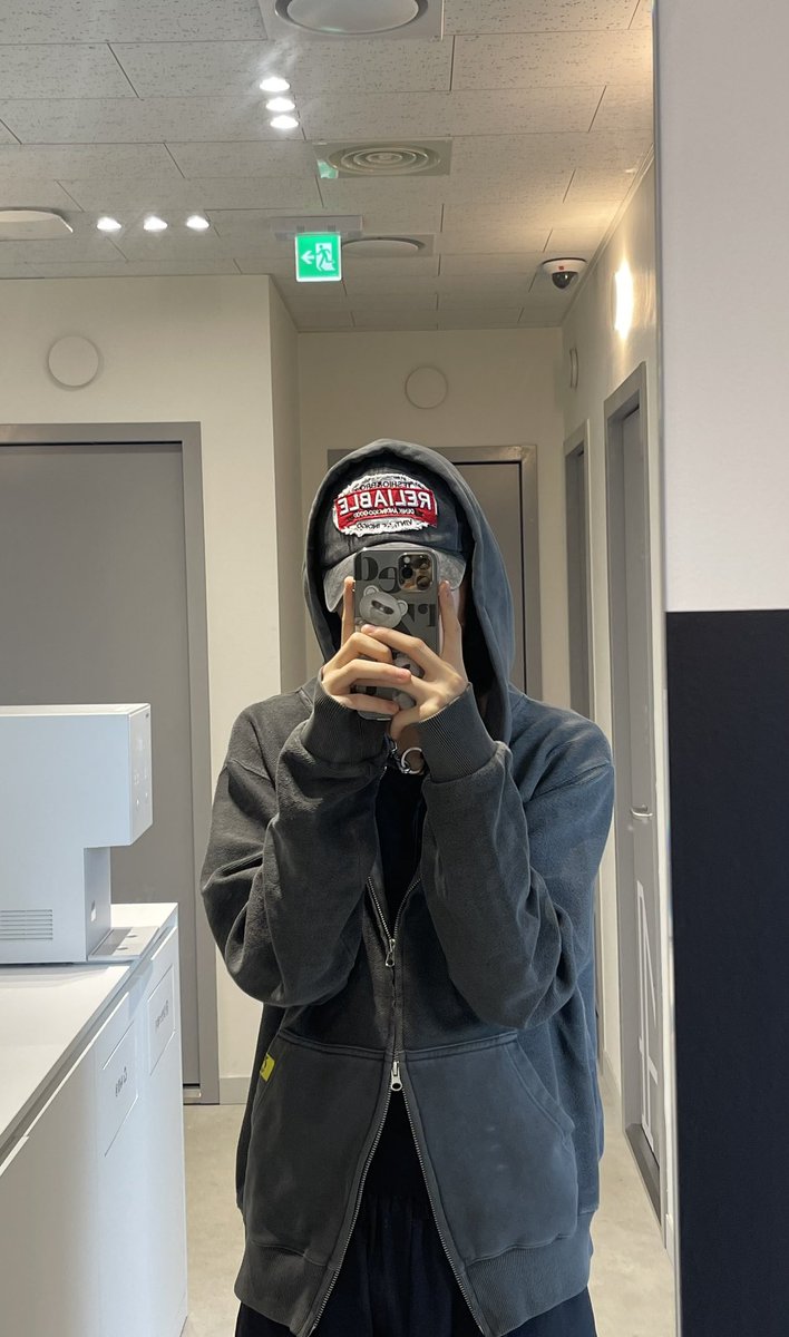 SU4MCHANIE's tweet photo. #SEHYEON 072823 🫧 update
🐰: hi hello, what are you doing?
🐰: the weather is so hot today ☀️
🐰: *sent photo*
🐰: todays ootd #itsnothot #preparingforunexpectedcold #HollyNumber7
🐰: its not hot when im indoors :-) im taking it off outside+ https://t.co/NcPyGuSWPt