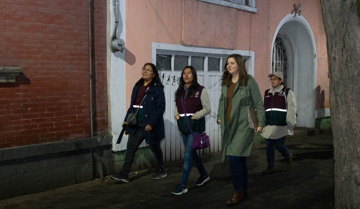 anagonmx's tweet photo. Realicé un recorrido vecinal nocturno en #LaJuárez con personas servidoras públicas de @CDMX_SIBISO @GobCDMX para identificar puntos de riesgo, inseguridad y ruido. La Plaza #GiordanoBruno lleva más de 40 días sin electricidad @SandraCuevas_ @AlcCuauhtemocMx @martibatres. https://t.co/4xwV35SRD6