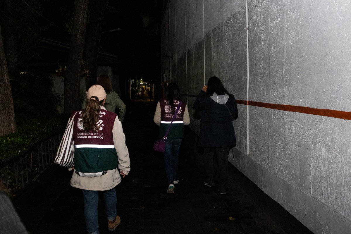 anagonmx's tweet photo. Realicé un recorrido vecinal nocturno en #LaJuárez con personas servidoras públicas de @CDMX_SIBISO @GobCDMX para identificar puntos de riesgo, inseguridad y ruido. La Plaza #GiordanoBruno lleva más de 40 días sin electricidad @SandraCuevas_ @AlcCuauhtemocMx @martibatres. https://t.co/4xwV35SRD6