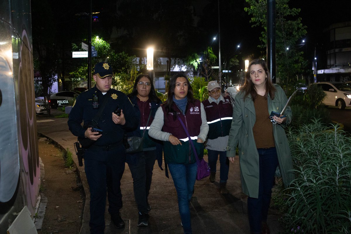 anagonmx's tweet photo. Realicé un recorrido vecinal nocturno en #LaJuárez con personas servidoras públicas de @CDMX_SIBISO @GobCDMX para identificar puntos de riesgo, inseguridad y ruido. La Plaza #GiordanoBruno lleva más de 40 días sin electricidad @SandraCuevas_ @AlcCuauhtemocMx @martibatres. https://t.co/4xwV35SRD6