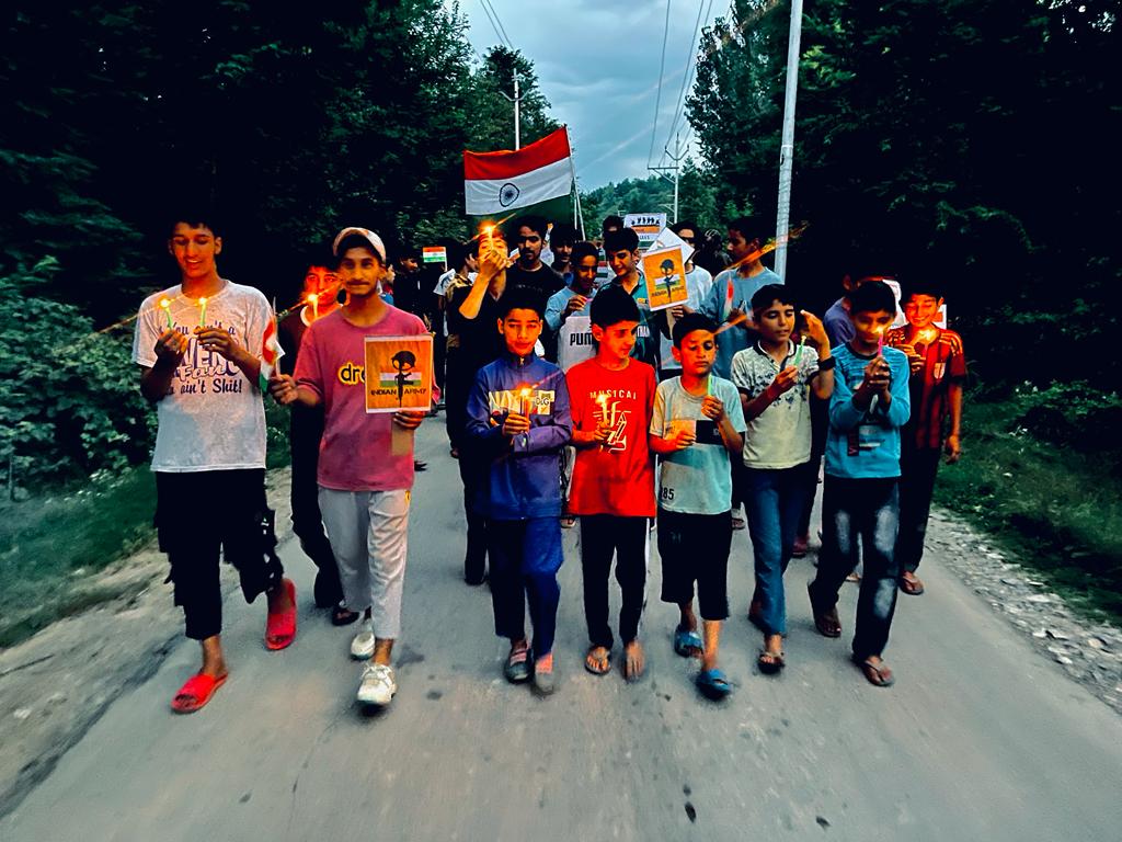 233 locals incl YOUTH & children from different villages in #Kashmir participated in a candlelight march to Honour the Brave #Soldiers who got Martyred in action during the #KargilWar

This is #BadaltaKashmir where peace & patriotism thriving like never before! 
@amritabhinder