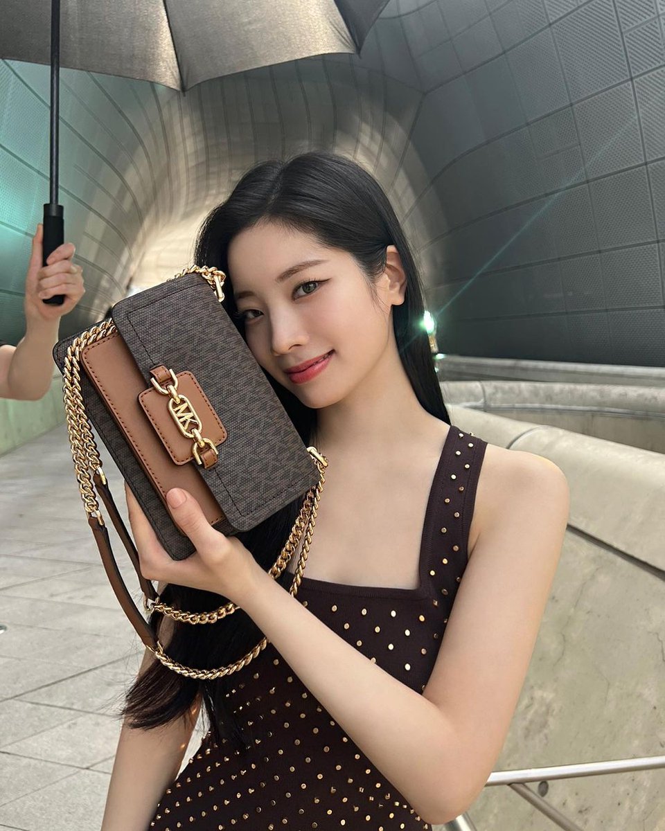 viva la bajadora de Michel Kors 

DAHYUN GLOBAL AMBASSADOR 
#DahyunGlobalAmbassador
#MichaelKorsXDahyun