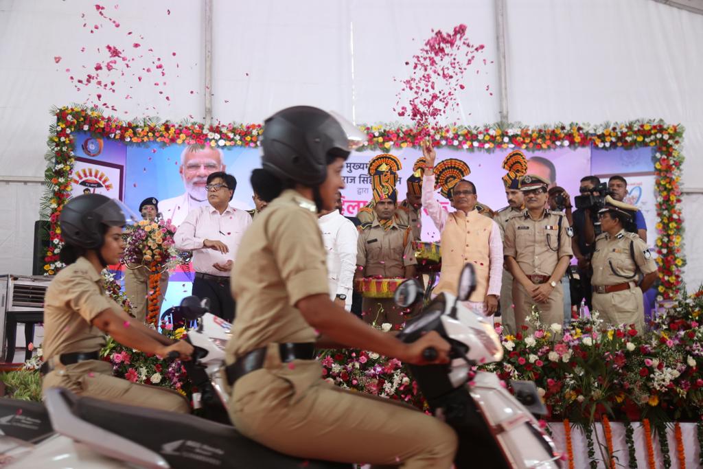 CMMadhyaPradesh's tweet photo. आधुनिक संसाधनों से निरंतर लैस हो रहा है पुलिस विभाग।

मुख्यमंत्री श्री @ChouhanShivraj ने आज भोपाल के लाल परेड मैदान में आयोजित कार्यक्रम में महिला थानों में हेल्प डेस्क हेतु 250 नवीन दो पहिया वाहनों को हरी झंडी दिखाकर रवाना किया। https://t.co/GW3oTFHi6S