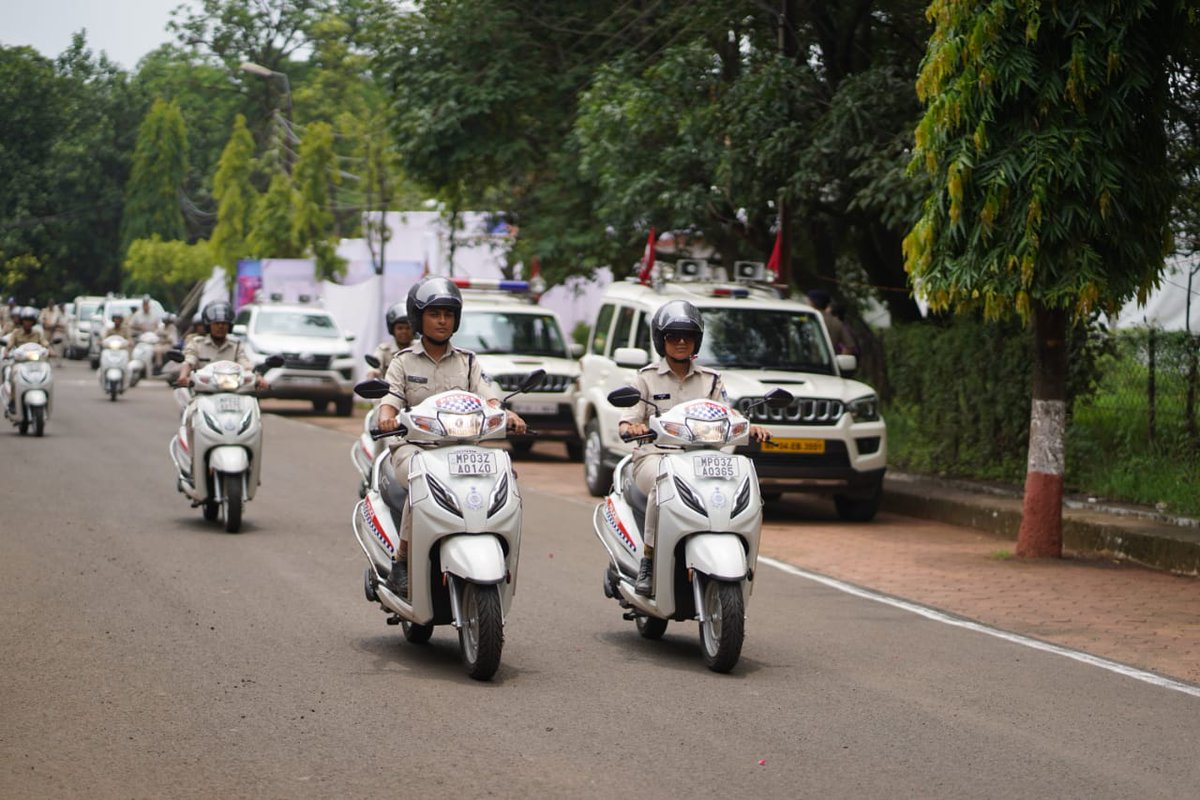 CMMadhyaPradesh's tweet photo. आधुनिक संसाधनों से निरंतर लैस हो रहा है पुलिस विभाग।

मुख्यमंत्री श्री @ChouhanShivraj ने आज भोपाल के लाल परेड मैदान में आयोजित कार्यक्रम में महिला थानों में हेल्प डेस्क हेतु 250 नवीन दो पहिया वाहनों को हरी झंडी दिखाकर रवाना किया। https://t.co/GW3oTFHi6S