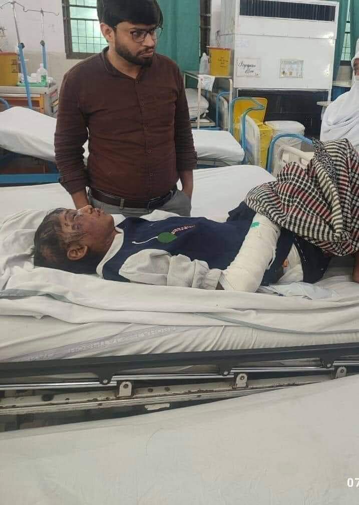 MSamiUllah_786's tweet photo. اناللہ و انا الیہ راجعوں😢
ہمارے بس میں جتنا تھا اپنے اکاؤنٹ سے اس ظلم کے خلاف آواز اٹھائی ۔
چوٹی چوٹی باتوں پر سوموٹو لینے والے ججز موجودہ حکمران
اور دن رات ایلیکٹرانک میڈیا پر بیٹھ کر لمبی لمبی گفتگو کرنے والے صحافیوں کی اس دوہری صحافت پر افسوس
ان کی خاموشی پر افسوس 
اسلام آباد میں جج کے گھر میں جس بچی پر ظالمانہ تشدد کیا گیا تھا زخموں کی تاب نہ لاتے ہوئے چل بسی نہ قانون حرکت میں آیا نہ قیامت آئی 
غریب بے بس لاچار بچی رب کا پتہ پوچھتے پوچھتے رب کے پاس پہنچ چکی
میڈیا خاموش ہے معاملہ جج کا ہے۔
یہاں جنگل کا قانون ہے😳