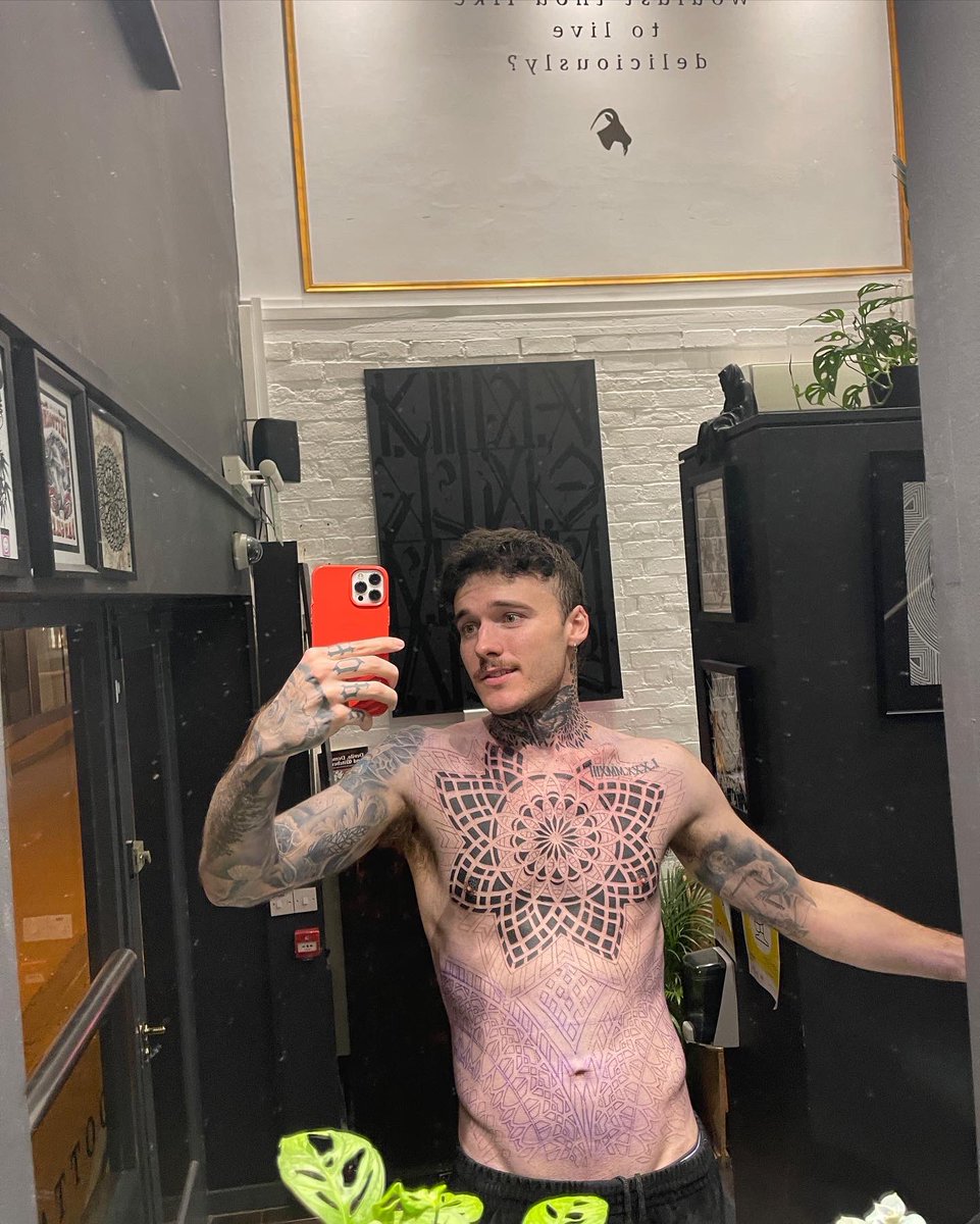 drewgunby's tweet image. it means so much to me to have a design as intricate and beautiful expressing shapes and angles and fractals and diamonds etched into my very skin. it carries weight to me knowing these patterns and designs can be found in art, music, science, math and so on. (caption cont. 👇)