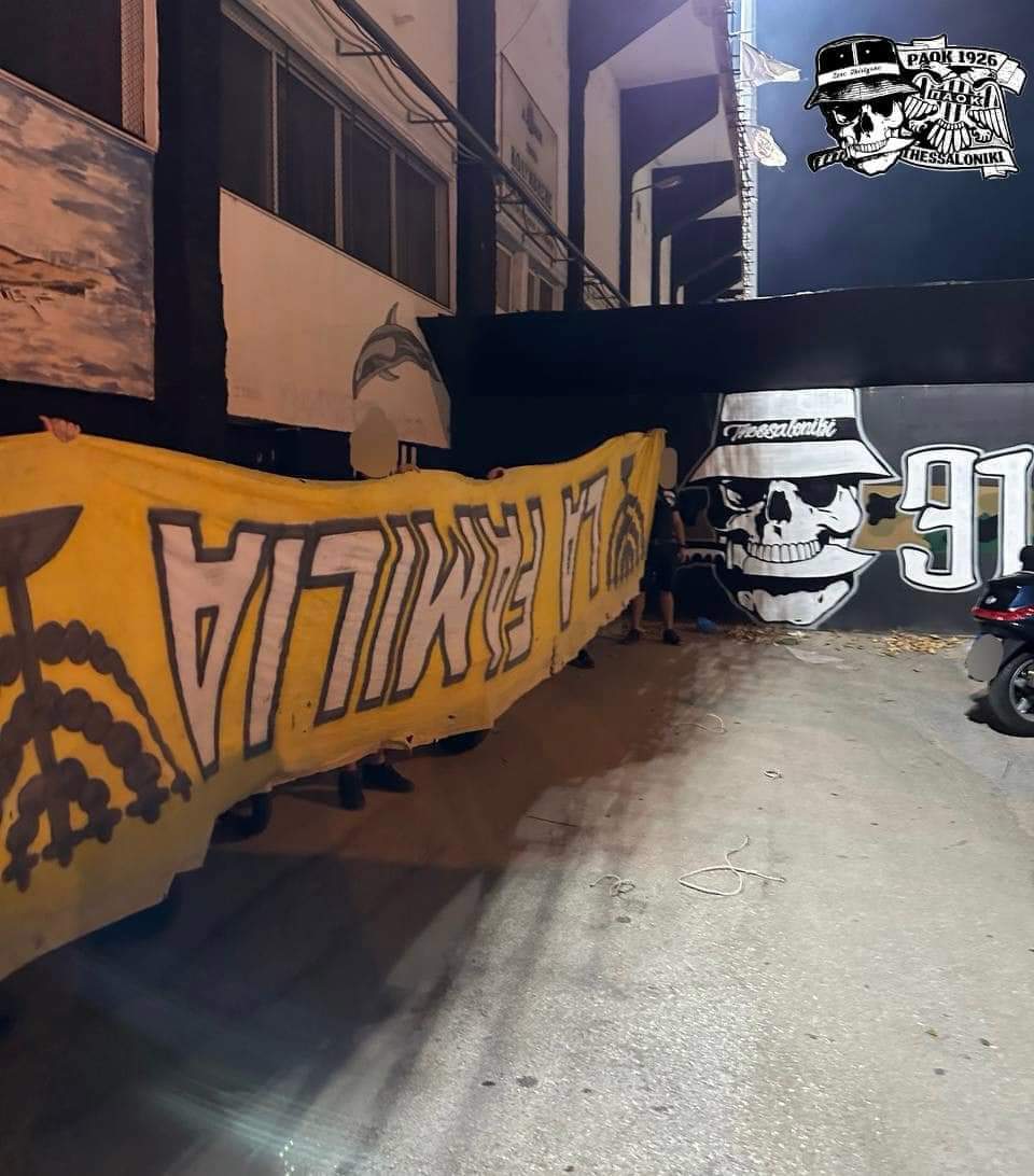 Israeli_Ultras's tweet photo. מצחיק בסלונקי.

הבאנר נלקח עי המשטרה, שאז החרימה אותו ונתנה אותו לאולטראס של פאוק, אחרי שהבינה את הפדיחה, המשטרה לקחה אותו בכח והחזירו לאוהדי ביתר.

טיול https://t.co/x3wJVL6NZd