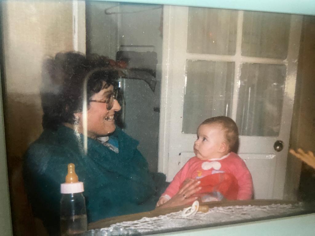 El pasado 18 de julio hizo 13 años que se murió mi güela María. Todavía la echamos de menos, aunque la pena ha cambiado a añoranza. Mi güela era católica practicante, si se enfadaba con alguien decía "dios me perdone". Después de su muerte supe cosas de ellas que ni me imaginaba: