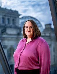 RealSHIRA's tweet image. Die Causa „Ricarda Lang“, die unerschrockene Bundesvorsitzende der Grünen, macht stets den Eindruck, als hätte sie Antworten auf alle Fragen, die das Universum zu bieten hat. Und das ganz ohne formale Ausbildung oder Studium. Sprechen wir über Wirtschaft, Medizin, Ökologie oder…