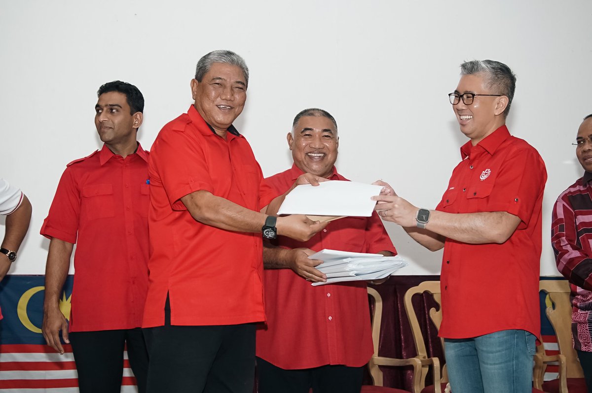 tzafrul_aziz's tweet image. UMNO Kota Raja dah bersedia!!

Pelancaran Jentera UMNO PRN Parlimen Kota Raja menyaksikan kehadiran penuh bersemangat ahli-ahli UMNO. Dah tak sabar-sabar nak berkempen nampaknya.

Sasaran kita ialah kemenangan di kesemua DUN di bawah Parlimen Kota Raja. #UMNO #KotaRaja #TZA