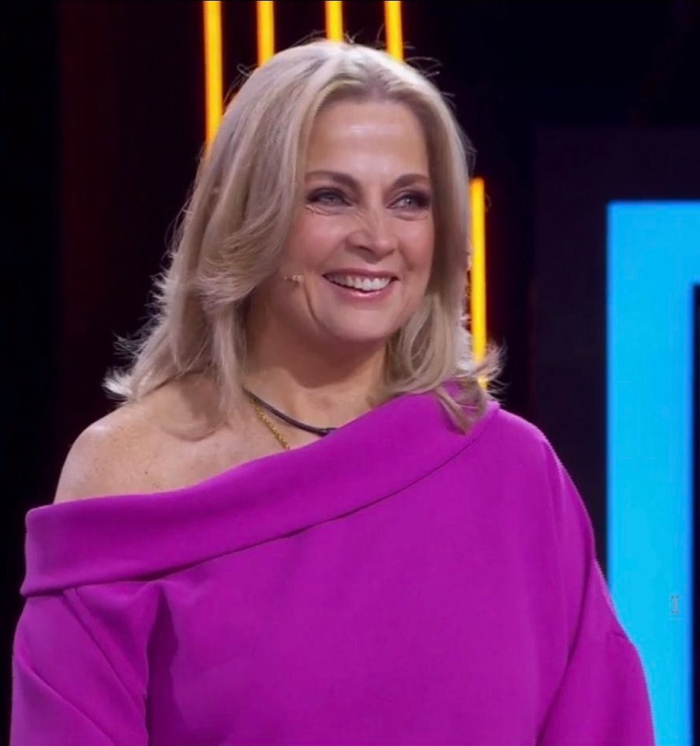 Imagínate un día tener que llevar a tu hijo al hospital porque se metió 30 pastillas para acabar con su vida por tanto acoso mediático y ahora verlo triunfar en otro país siendo taaan querido. Señora Fiorella es usted una reina, bienvenida a México 🫶🏻✨️
#LaCasaDeLosFamososMx