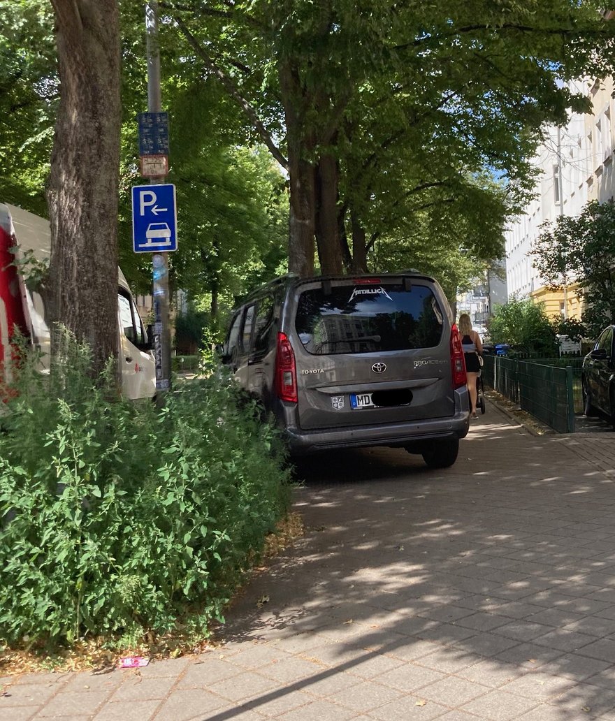 ottoparkt's tweet photo. Das Schild bedeutet nicht, dass wenn dein Fahrzeug zu groß ist, du auf dem Fußweg parken darfst.

#Magdeburg #ottoparktüberall #falschparkende #srmd #stadtparken https://t.co/zMMMCDaTc0
