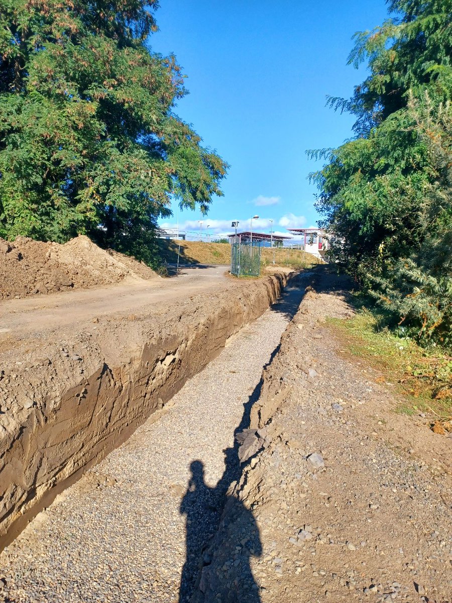 ReseauClauvae's tweet photo. #travaux 🚧Le chantier de Clauvaé se poursuit dans le secteur de La Pardieu. 📍 
Les tranchées réalisées par SCAM TP sont prêtes à accueillir les conduites. En parallèle, PETAVIT déploie 2 ateliers de soudure pour permettre au plus vite le remblaiement  ! 👍

#clermontferrand https://t.co/WS1oYdHwYa