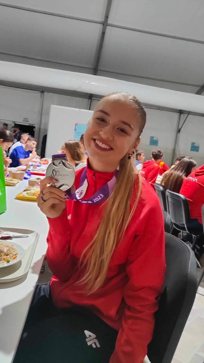 LKSVECTRA's tweet photo. "Kiedy śmieje się dziecko, śmieje się cały świat" J.Korczak.
Tak wygląda szczęśliwa Majka po wywalczeniu medalu 🥈EYOF.
ANWIL S.A. Włocławek jak malowany Województwo Kujawsko-Pomorskie Polski Komitet Olimpijski Ludowe Zespoły Sportowe https://t.co/GrsItyLJ7J