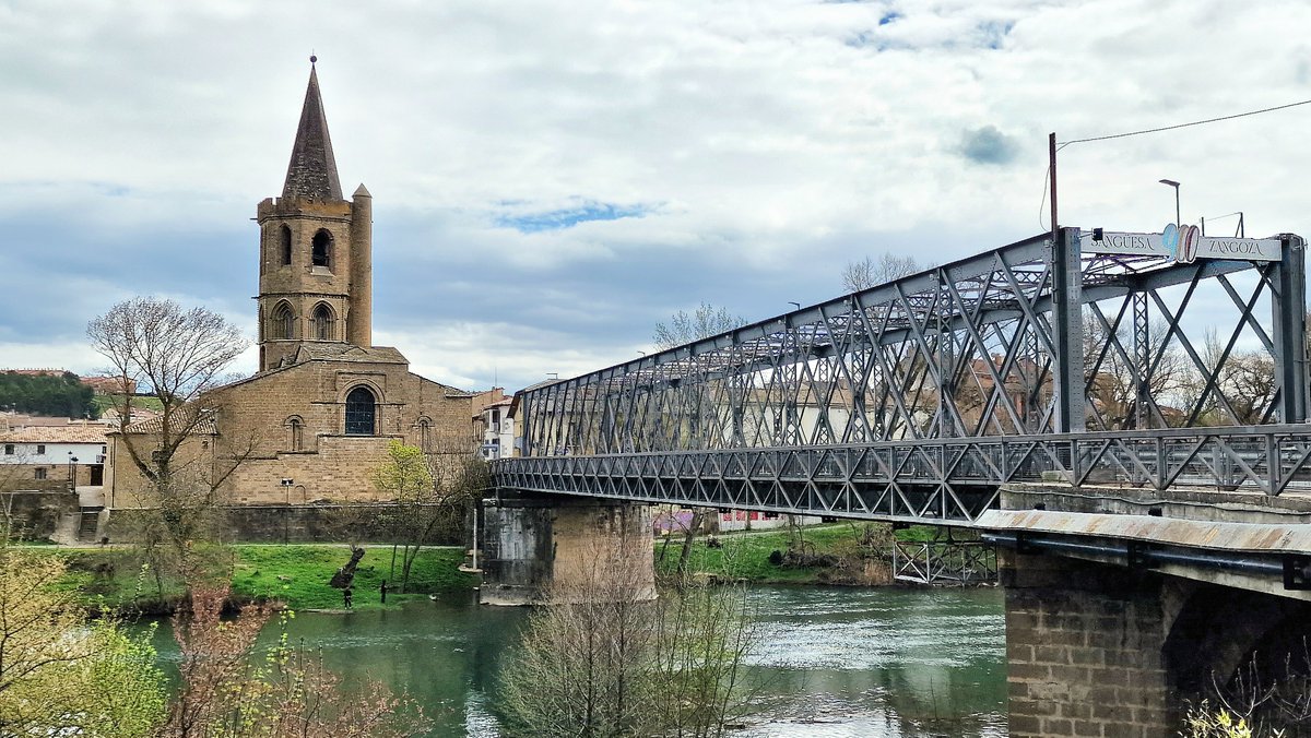 VisitNavarra's tweet photo. 🌎 Sangüesa es una atractiva ciudad medieval y antigua parada de la ruta jacobea, también conocida como ‘el Camino de Santiago’. 

🚶Pasear por Sangüesa es como viajar en el tiempo. Disfruta de sus iglesias y mansiones, así como de su hospital medieval y palacio real. https://t.co/Nz1IpuWVhc