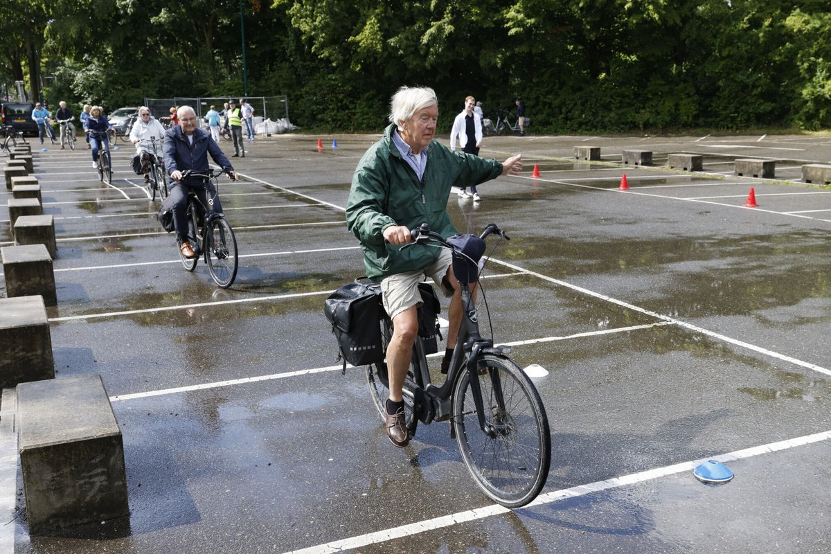 Gem_Eemnes's tweet photo. Fietsen is een feest... en dat willen we graag zo houden! ππ΄ββοΈ
Β
Om plezier in het fietsen te houden, bood de gemeente alle 60-plussers uit Eemnes de training βTips voor Langer Fietsplezierβ aan. Wethouders Mirjam Havinga en RenΓ© ten Have waren hierbij aanwezig.Β #Fietsplezier https://t.co/4IPgYmbnSE