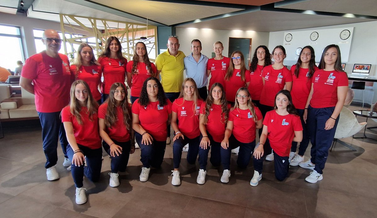 GrahamBencini's tweet photo. Whilst travelling for a work meeting, I had the privilege of meeting our Women's National U17 Waterpolo team who are travelling to Istanbul to compete in an International tournament. Forza Malta 🇲🇹 @ASAMalta https://t.co/yAtO75T4nK