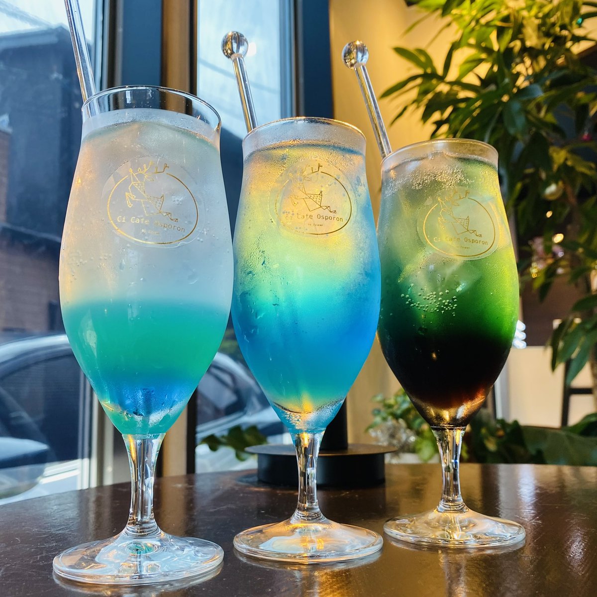 StudioZyupan1's tweet photo. 1Ｆ【Ci Cafe Osporon】

1階はカフェになっています☕️
大人のカクテル🍸からソフトドリンク、パフェ🍨などもありますので是非ご利用ください🫎

〝人気機種 ハルイロセカイ 完備✨〟
 ︎︎

2Ｆ【スタジオ Zyupan】

2階はセルフスタジオになっていて
スタジオは🄰 🄱 🄲 の３部屋ございます！📷💭 https://t.co/BdWRTVSiwV