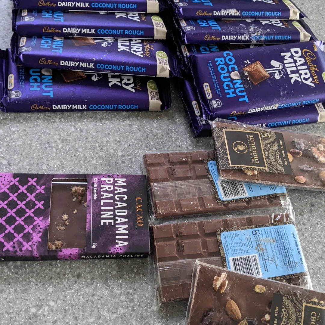 workers4foodsec's tweet photo. Woolies, VIC "My stroll past the bin exposed me to this huge chocolate Bounty." https://t.co/QJF61fsWC0