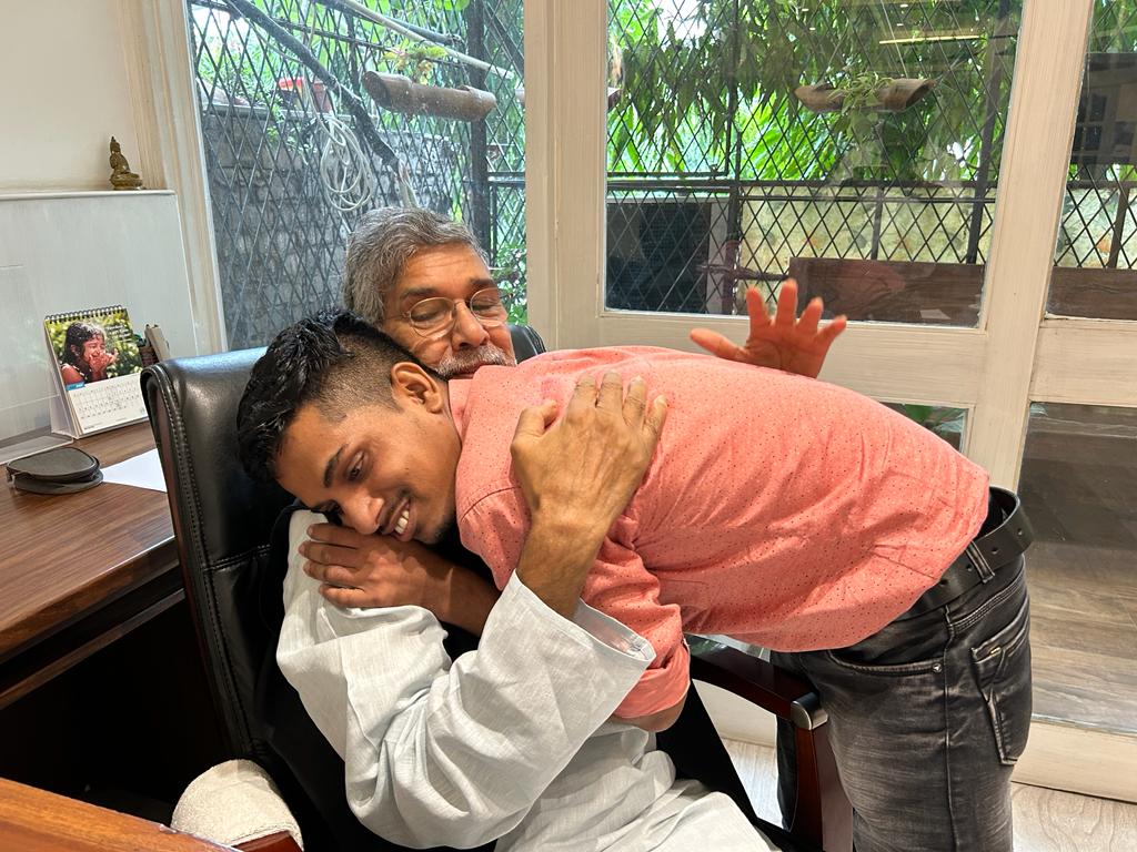 k_satyarthi's tweet photo. कई साल के बाद मोहम्मद आलमगीर अचानक मुझसे आकर मिला। हमने उसे 2009 में बंधुआ मजदूरी से मुक्त कराया था। जानकर बहुत खुशी और गर्व हुआ कि वह जल्दी ही विश्वविद्यालय से बी फार्मा की पढ़ाई पूरी करने वाला है। ऐसे बच्चों की ऊंची पढ़ाई कराने के लिए हमारे संगठन की मदद करने वाले सहयोगियों का बहुत आभार।