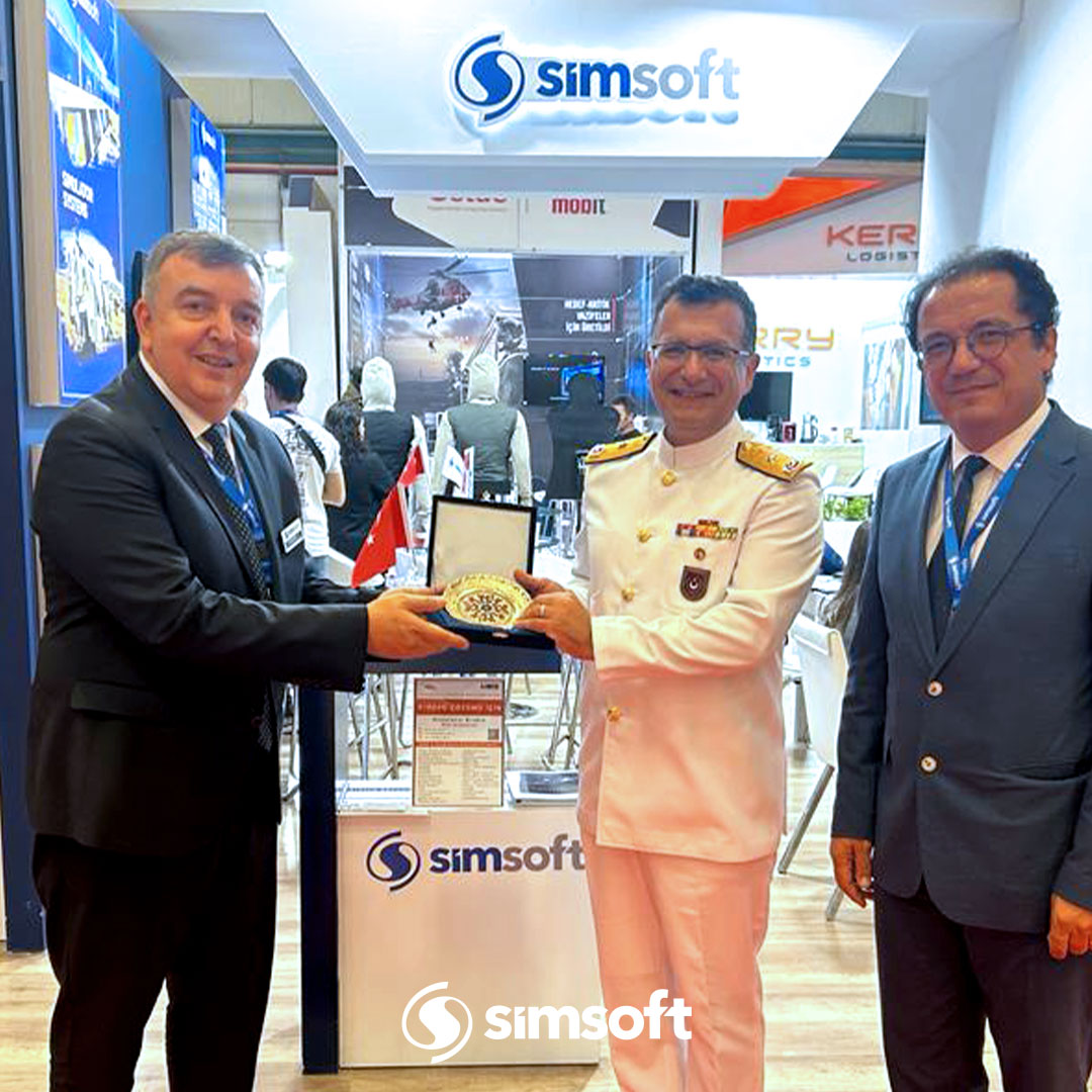 SimsoftOfficial's tweet photo. #IDEF2023 ‘te İstanbul Askeri Tersanesi Komutanı Tuğamiral Recep Erdinç Yetkin'i ağırladık. Kendilerine ürün ve yeteneklerimiz hakkında bilgilendirme sağladık. Teşriflerinden dolayı teşekkürlerimizi sunarız.
#Simsoft #Simulator #Defense #Aerospace #VisualSystems #Simulation https://t.co/QosYquUQHa