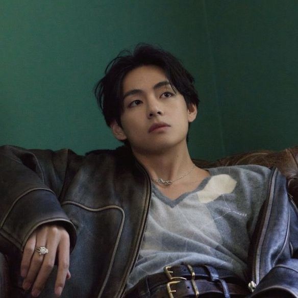 #vminau | Heaven
Taehyung ülke değiştirince yeni kaydolduğu üniversitesinde hayatının en klişe cümlesini duymuştu. "Ne yaparsan yap Park Jiminden uzak dur, o iyi biri değil."
Öyle yapmayı istemişti de ama herkesin korktuğu bu çocuğun eşsiz güzelliği çoktan başını döndürmüştü.