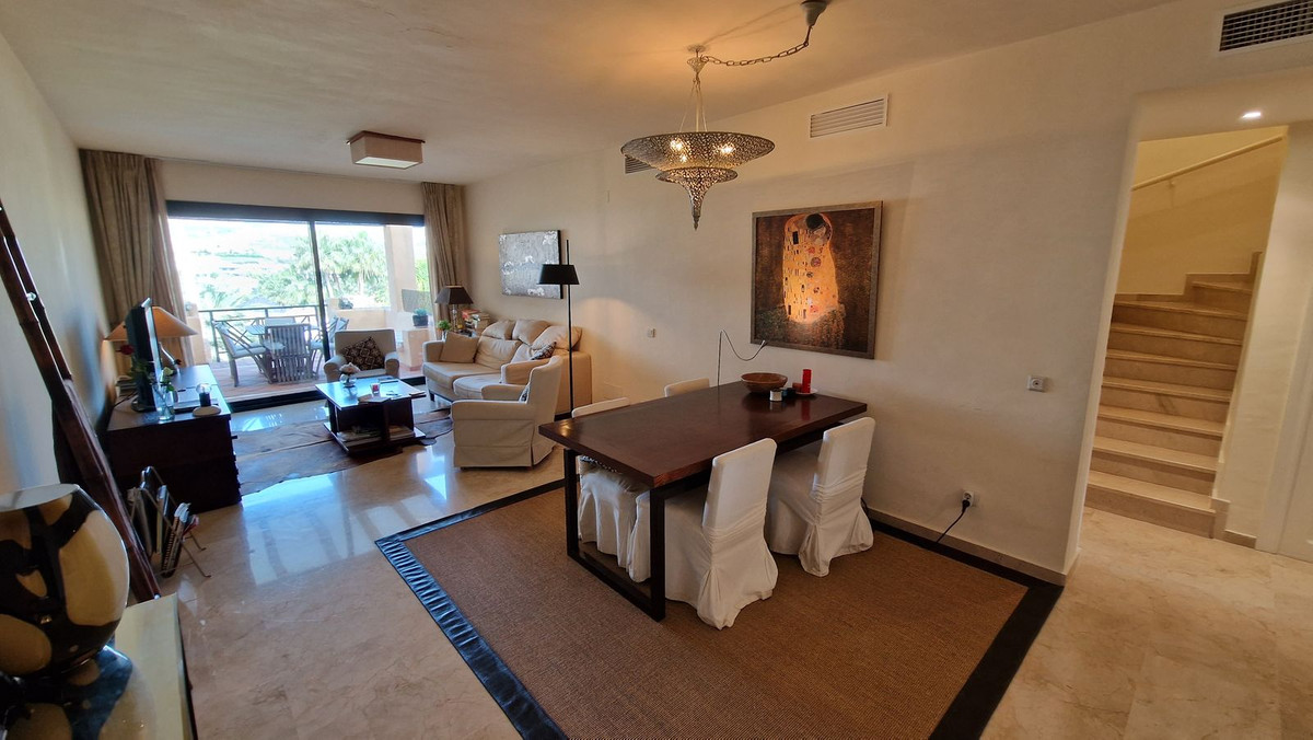 MarbellaHousing's tweet photo. URB. EL CAMPANARIO.....

Impressive Duplex Penthouse in the prestigious Urbanisation El Campanario.

The Apartment consist 2 floors.

More info 📱

Price €675.000

#rooftop #terras #house #penthouse #live #travel #sunny #sunnyside #marbella #marbellalifestyle #housemusic #luxery https://t.co/eMkc7AYw2B