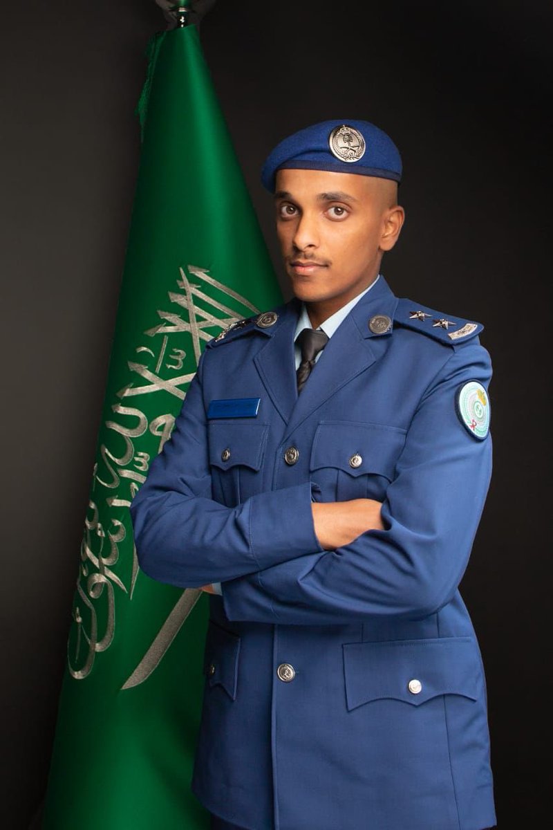 Khulays21's tweet photo. نبارك لابن خليص فيصل بن صلاح الشيخ تخرجه من كلية الملك فيصل الجوية برتبة ملازم أول نسأل الله له التوفيق والسداد ونفع به العباد والبلاد https://t.co/y9lqemKuBi