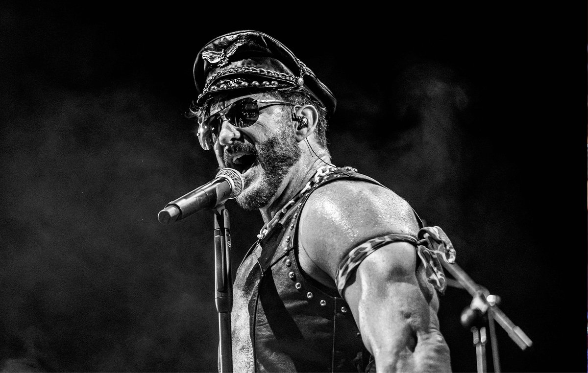 ¡Revive la noche épica de igualdad en el 𝐂𝐨𝐧𝐜𝐢𝐞𝐫𝐭𝐨 𝐩𝐨𝐫 𝐥𝐨𝐬 𝐃𝐞𝐫𝐞𝐜𝐡𝐨𝐬 𝐇𝐮𝐦𝐚𝐧𝐨𝐬 𝐈𝐠𝐮𝐚𝐥𝐢𝐭𝐚𝐫𝐢𝐨𝐬! Con la presencia icónica de la banda 𝐕𝐢𝐥𝐥𝐚𝐠𝐞 𝐏𝐞𝐨𝐩𝐥𝐞, el escenario cobró vida con su música atemporal y sus éxitos legendarios.