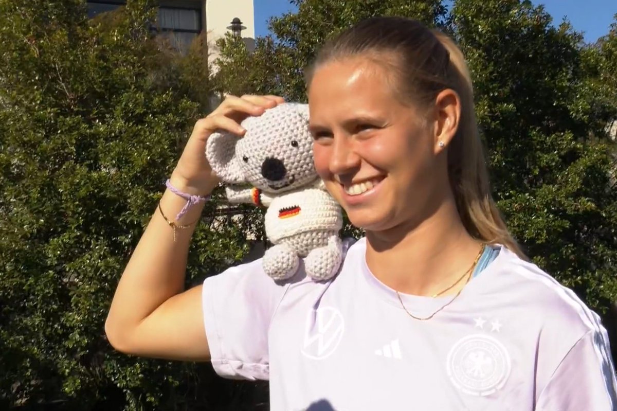 endemann25's tweet photo. laura and klara doing a whole photoshooting with waru 😭 https://t.co/ERVKLOi4ZO